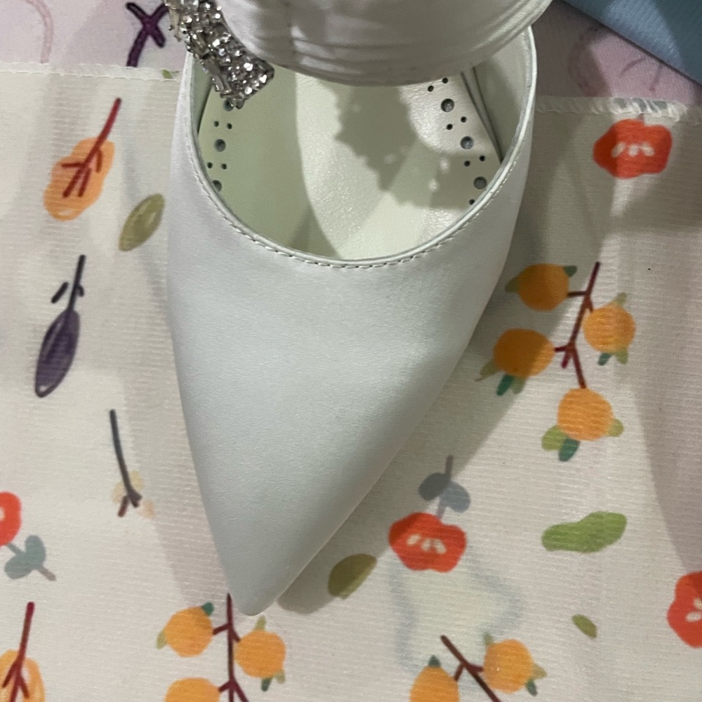 Manolo Blahnik White Satin Pointed Toe Crystal-Embellished Mules - Picture 5 of 13